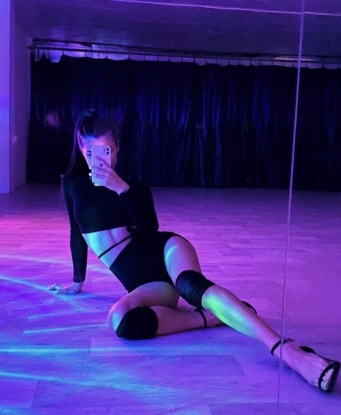 С опытом и страстью я готова сделать нашу встречу незабываемой! 💋
Мои услуги включают все, что ты можешь себе представить: классический и эротический массаж, оральный и классический секс, а также фантазии и ролевые игры. 🌟
Мне очень важно, чтобы ты чувствовался комфортно и удовлетворен каждой минутой нашего времени вместе. 🌹
У меня есть отличные отзывы от моих предыдущих клиентов, которые говорят о моем профессионализме и подлинной страсти. 🔥
Фото, которые ты видишь, полностью соответствуют реальности, и я уверена, что тебе понравится моя нежная внешность. 💃
Не упускай возможность встретиться со мной и погрузиться в мир наслаждения и страсти. Живу в Москве, и с нетерпением жду твоего звонка. ✨ Инюта